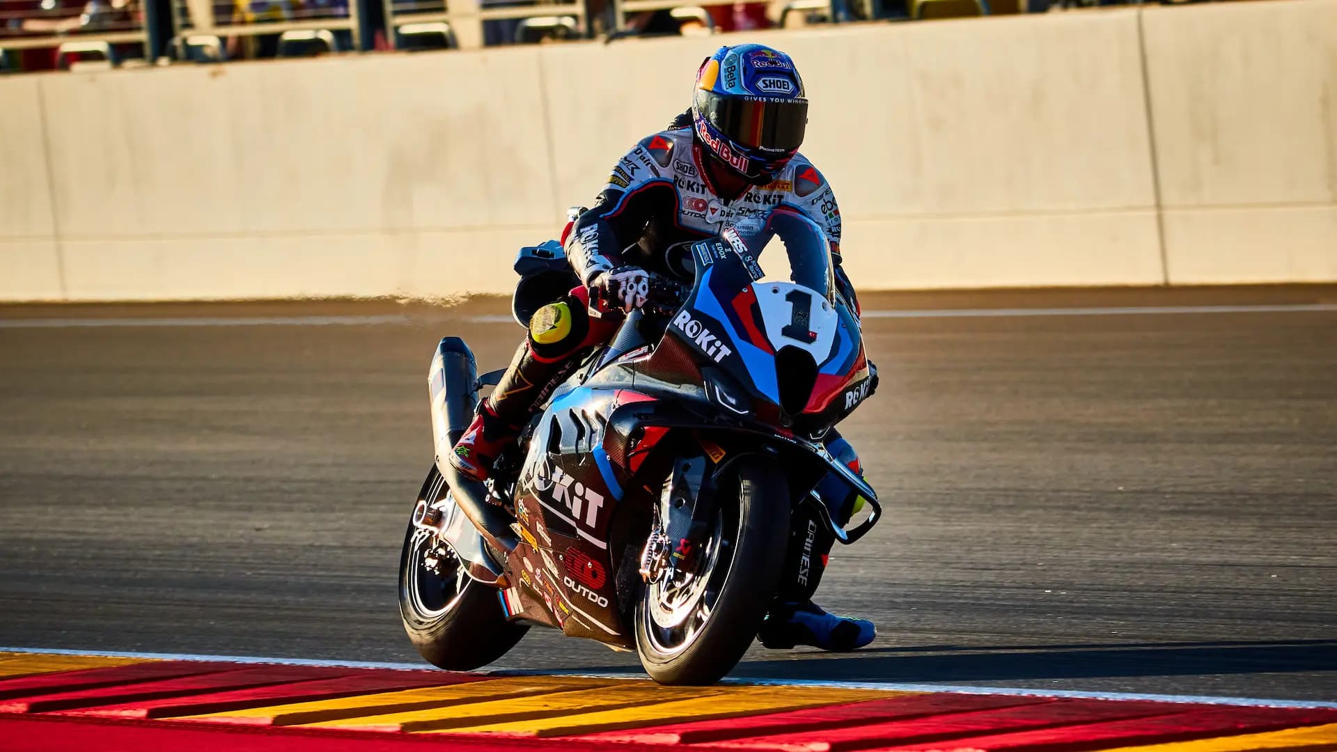 Una moto de competición en plena curva
